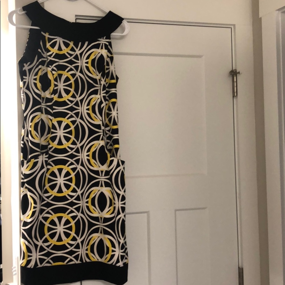 Sleeveless dress with pockets